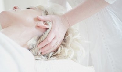 Séance d'ostéopathie pour soulager les maux de tête à Bollène